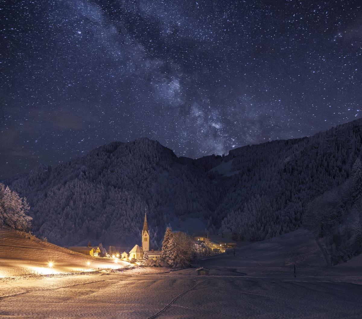 Landschaftsfotograf Panorama Allgäu Alpen Berge Winter Schnee verschneit Weihnachten Winternacht Kapelle Tiefenbach Wasach Klinik Oberstdorf Oberallgäu orange schwarz blau