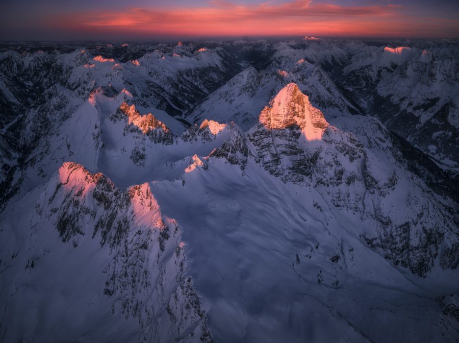 Panorama Allgäu Alpen Berge Hinterstein Winter Schnee verschneit Hochvogel Fuchskar Wiedemer Oberallgäu orange schwarz blau rot