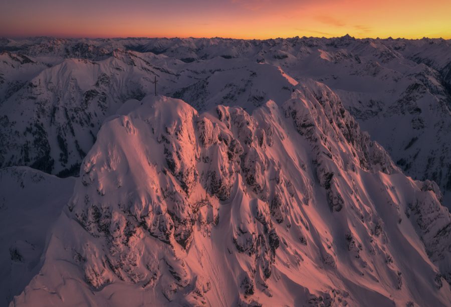 Panorama Allgäu Alpen Berge Hinterstein Winter Rauhorn Hochvogel Schnee verschneit Oberallgäu orange rot blau