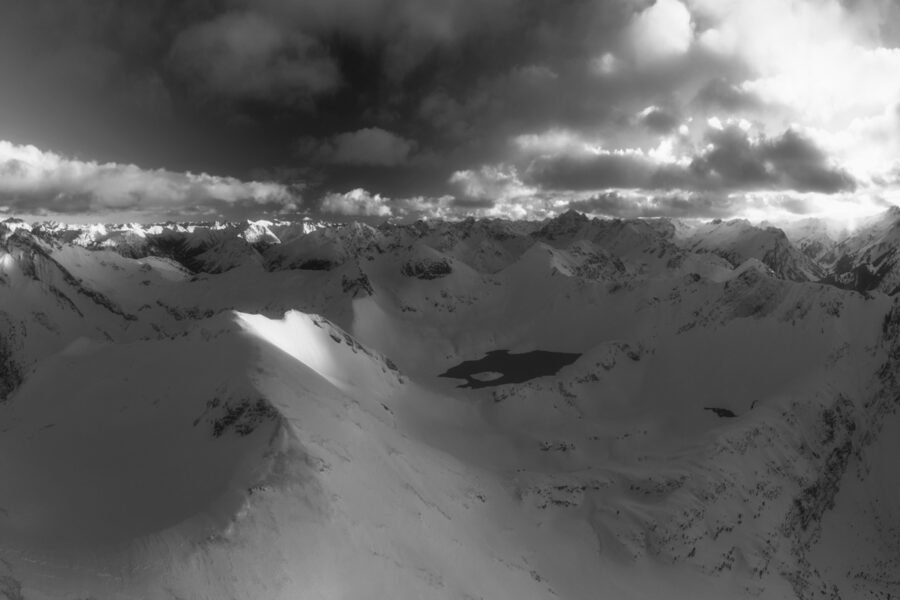 leinwand schwarz weiß wandbilder foto kaufen Allgäu Alpen Berge Hinterstein Winter Schnee verschneit Schrecksee Bergsee Erster Schnee Oberallgäuer himmel sonne