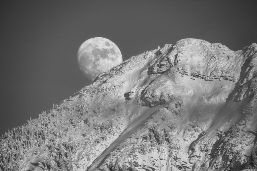 leinwand schwarz weiß wandbilder foto kaufen Allgäu Alpen Berge Hinterstein Winter Schnee verschneit Vollmond Mondaufgang Silhouette Oberallgäu Iseler