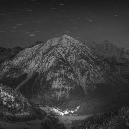 leinwand schwarz weiß wandbilder foto kaufen Allgäu Alpen Berge Hinterstein Bruck Winter Schnee verschneit Breitenberg Rotspitz Winternacht Nacht Milchstrasse Dunkel Oberallgäu