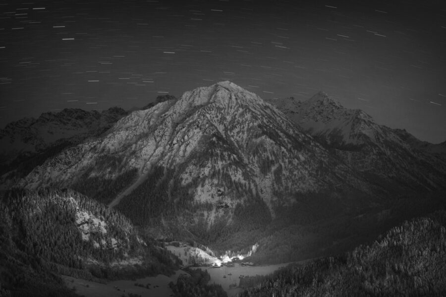 leinwand schwarz weiß wandbilder foto kaufen Allgäu Alpen Berge Hinterstein Bruck Winter Schnee verschneit Breitenberg Rotspitz Winternacht Nacht Milchstrasse Dunkel Oberallgäu