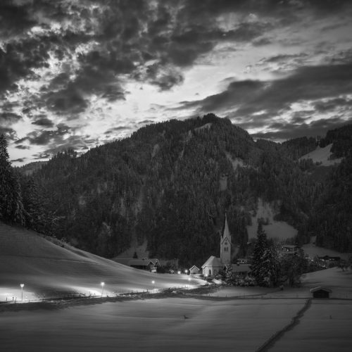 leinwand schwarz weiß wandbilder foto kaufen Allgäu Alpen Berge Winter Schnee verschneit Weihnachten Kapelle Tiefenbach Wasach Klinik Oberstdorf Oberallgäu