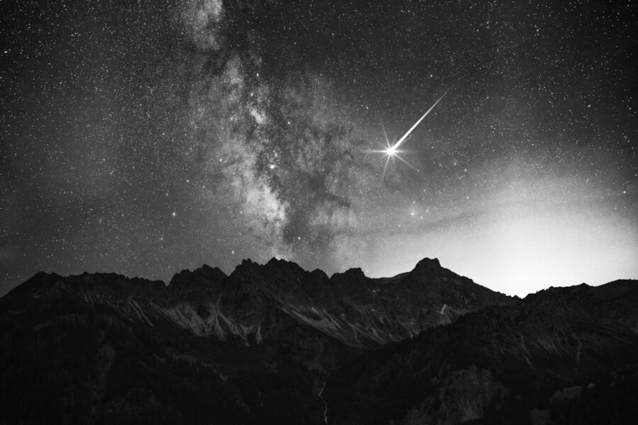 leinwand schwarz weiß wandbilder foto kaufen Allgäu Alpen Berge Hinterstein Sommer Nacht Milchstrasse Pfannenhölzer Breitenberg sternenklar Sternschnuppe Oberallgäu