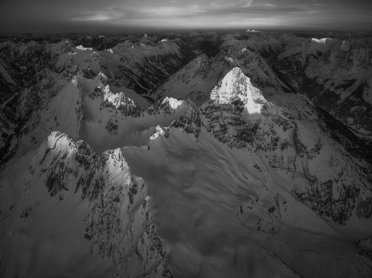 leinwand schwarz weiß wandbilder foto kaufen Allgäu Alpen Berge Hinterstein Winter Schnee verschneit Hochvogel Fuchskar Wiedemer Oberallgäu