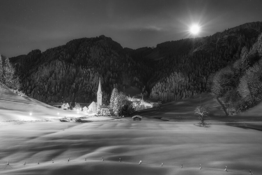 leinwand schwarz weiß wandbilder foto kaufen Allgäu Alpen Tiefenbach Wasach Vollmond Winternacht Berge Winter Schnee verschneit Oberstdorf Oberallgäu