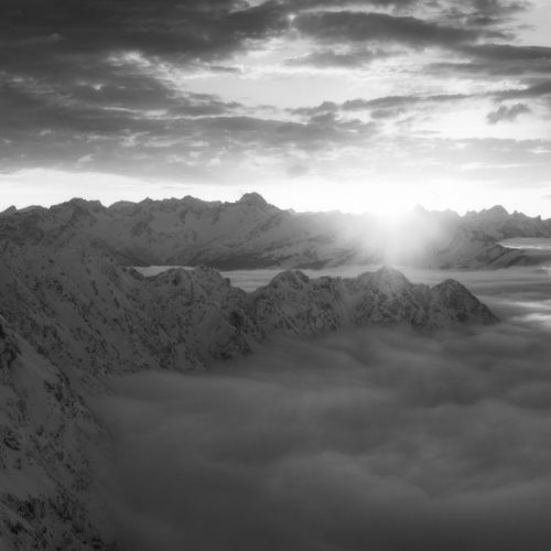 leinwand schwarz weiß wandbilder foto kaufen Allgäu Alpen Berge Winter Schnee verschneit Sonnenuntergang Alpenglühen Seealpsee Nebelhorn Ifen Oberstdorf Oberallgäu sonne