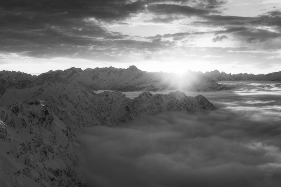 leinwand schwarz weiß wandbilder foto kaufen Allgäu Alpen Berge Winter Schnee verschneit Sonnenuntergang Alpenglühen Seealpsee Nebelhorn Ifen Oberstdorf Oberallgäu sonne