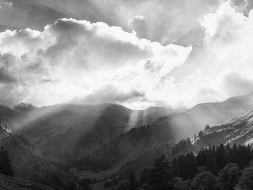 leinwand schwarz weiß wandbilder foto kaufen Allgäu Alpen Berge Hinterstein Herbst Oberallgäu Godrays Giebel Schwarzenberger himmel sonne
