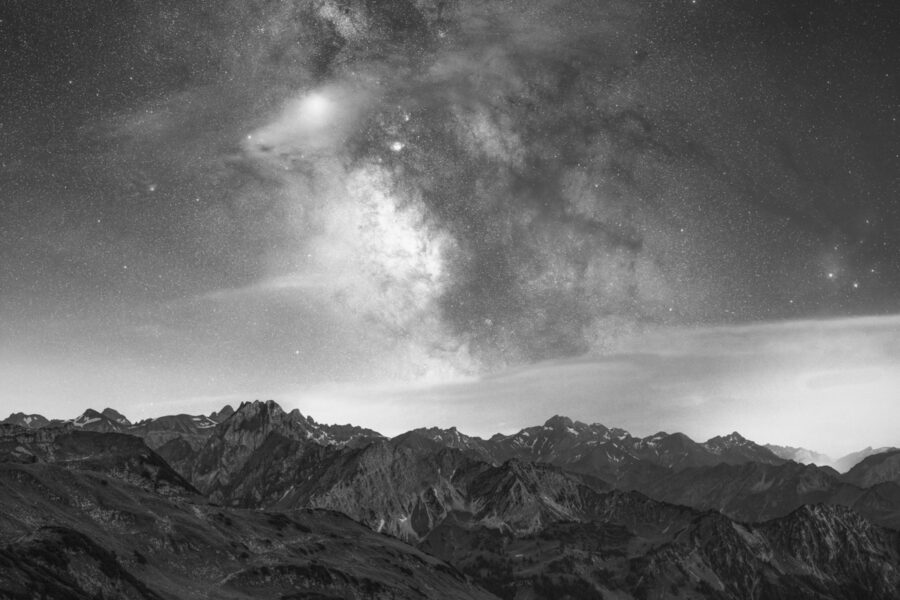leinwand schwarz weiß wandbilder foto kaufen Allgäu Alpen Bergseee Seealpsee Milchstraße Nacht Sterne Berge Oberstdorf Sommer Oberallgäu
