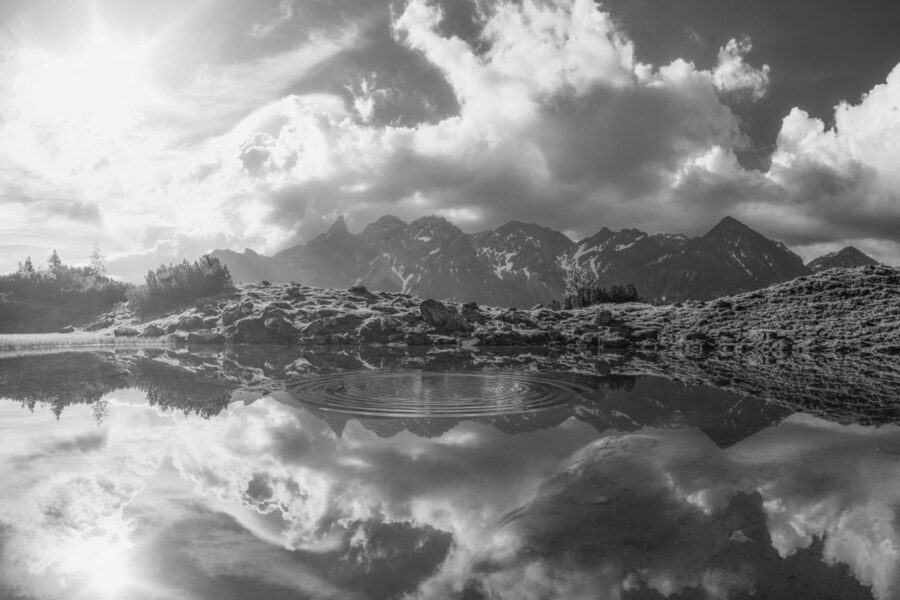 leinwand schwarz weiß wandbilder foto kaufen Allgäu Alpen Berge Oberstdorf Guggersee Bergsee Trettach Mädelegabel Hochfrottspitze Sommer Oberallgäuer himmel sonne