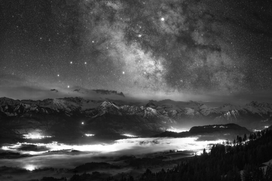 leinwand schwarz weiß wandbilder foto kaufen Allgäu Alpen Berge Illertal Milchstraße Nacht Sterne Oberstdorf Sommer Oberallgäu