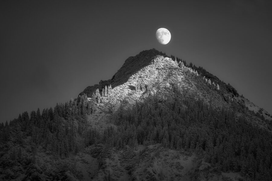 leinwand schwarz weiß wandbilder foto kaufen Allgäu Alpen Berge Winter Schnee verschneit Schattenberg Nebelhorn Mondaufgang Vollmond Oberstdorf Oberallgäu Sonnenuntergang er himmel