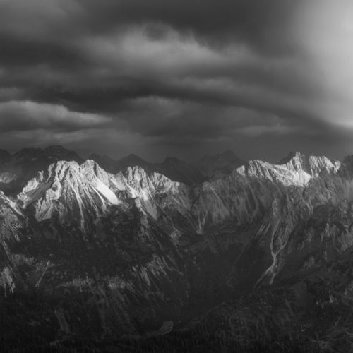 leinwand schwarz weiß wandbilder foto kaufen Allgäu Alpen Berge Oberstdorf Sommer Alpenglühen Sonnenuntergang Gewitter Schauer Sturm Blitz Oberallgäu sonne