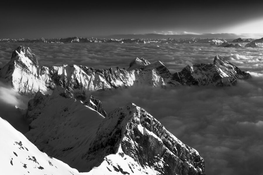 leinwand schwarz weiß wandbilder foto kaufen Schweiz Alpenglühen Sonnenuntergang Nebelmeer Bergspitzen Kurfürsten Nebel Licht Sonne Schnee Winter verschneit St Gallen sonne