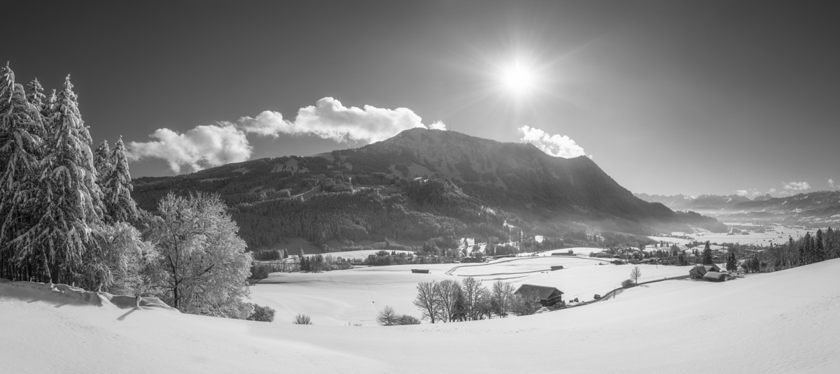 leinwand schwarz weiß wandbilder foto kaufen Allgäu Alpen Berge Winter Schnee Rettenberg Grünten Grüntenhütte Kranzegg Burgberg Oberallgäuer himmel sonne