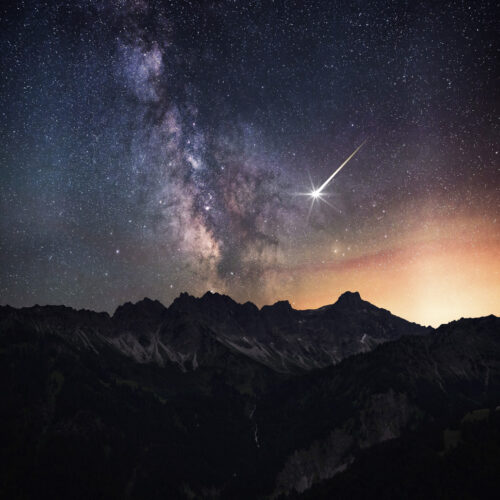 fotogalerie oberstdorf Allgäu Alpen Berge Hinterstein Sommer Nacht Milchstrasse Pfannenhölzer Breitenberg sternenklar Sternschnuppe Oberallgäu schwarz blau rot