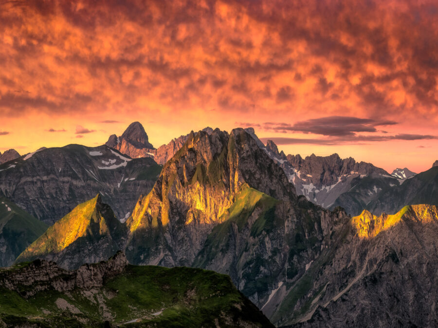 30_3660-Panorama-Allgäu-Alpen-Berge-Oberstdorf-Sommer-Alpenglühen-Sonnenaufgang-Höfats-Krottenkopf-Kratzer-Oberallgäu-orange-rot-blau-sonne