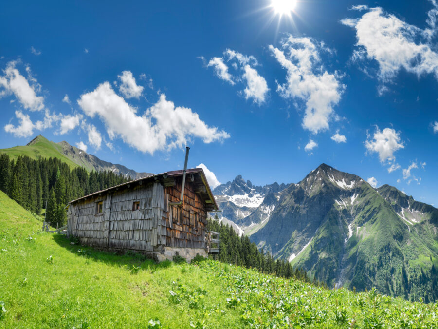 40_9863 Berghütte-Alp-Allgäu-Alpen-Berge-Oberstdorf-Sommer-Höfats-Krottenkopf-Krottenspitze-Fürschießer-Oberallgäu-grün-blauer-himmel-sonne+++