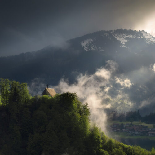 fotogalerie oberstdorf Allgäu Alpen Berge Schöllanger Burg Sommer Godrays Sonnenstrahl Wolken Gewitter Unwetter Oberallgäu schwarz weiß blau grün sonne