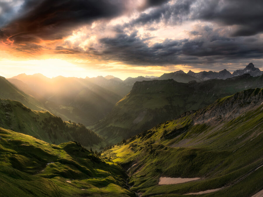 60_3929-Panorama-Allgäu-Alpen-Berge-Hinterstein-Sommer-Sonnenaufgang-Nebelhorn-Obertal-Giebel-Hochvogel-Alpenglühen-Gewitter-Oberallgäu-orange-rot-grün-sonne+++