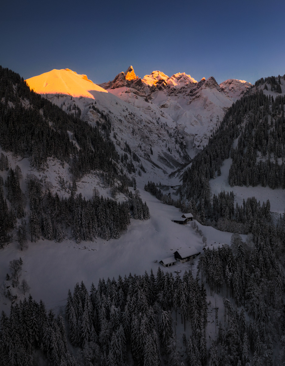 Oberstdorf, Alpenglühen über dem Trettachtal bei Einödsbach im tiefen Winter, Majestätisch - Bergfotografie Allgäu