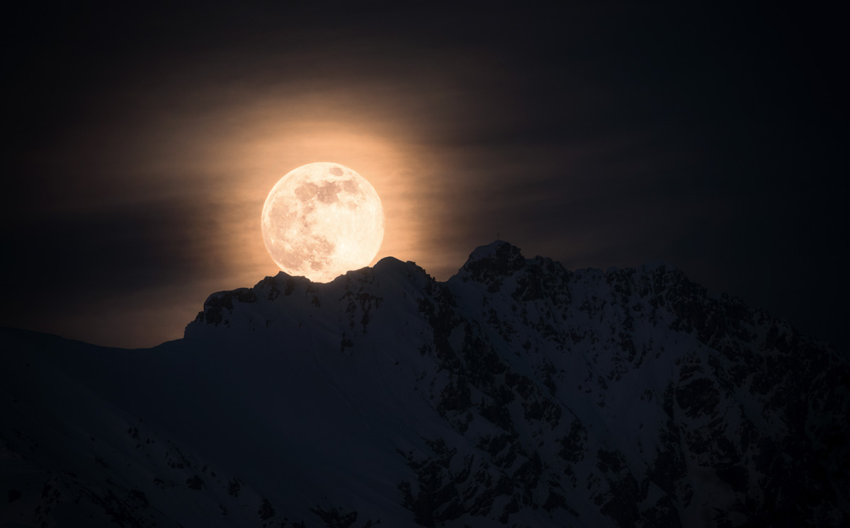 Oberstdorf, Vollmond über dem verschneiten Rauhorn in der Winternacht, Mystisch - Bergfotografie Allgäu