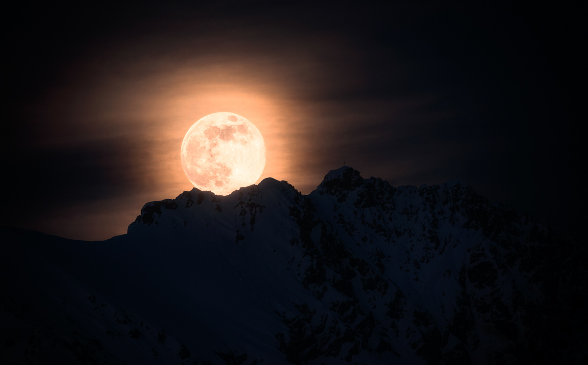 Vollmond über dem Rauhorn im Winter, Orange Mondlicht über verschneiten Alpen, Nachtfotografie Hinterstein Allgäu