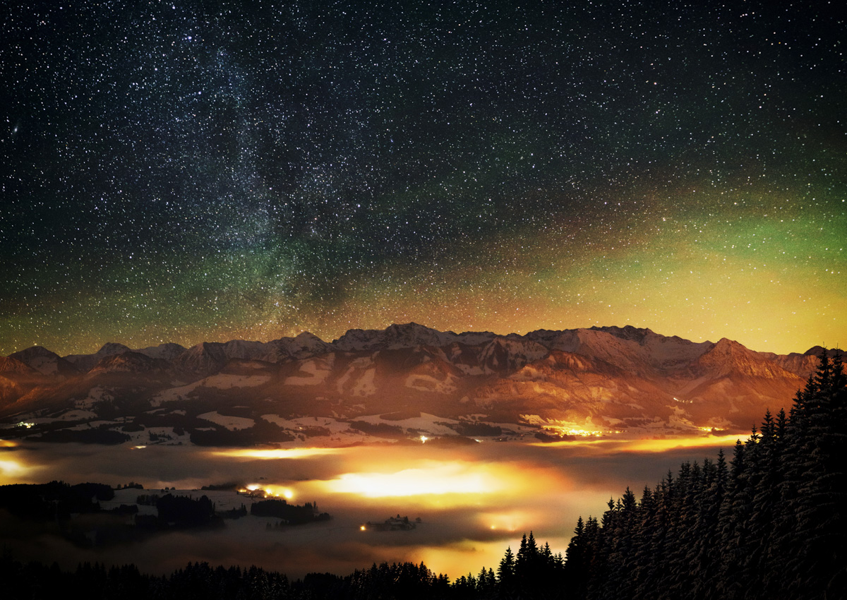 Sonthofen, Milchstraße über dem winterlichen Nebelmeer mit leuchtenden Dörfern, Magisch - Astrofotografie Allgäu