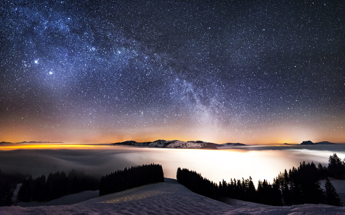 Hindelang, Milchstraße und Sternschnuppe über dem winterlichen Nebelmeer am Iseler, Kosmisch - Astrofotografie Allgäu