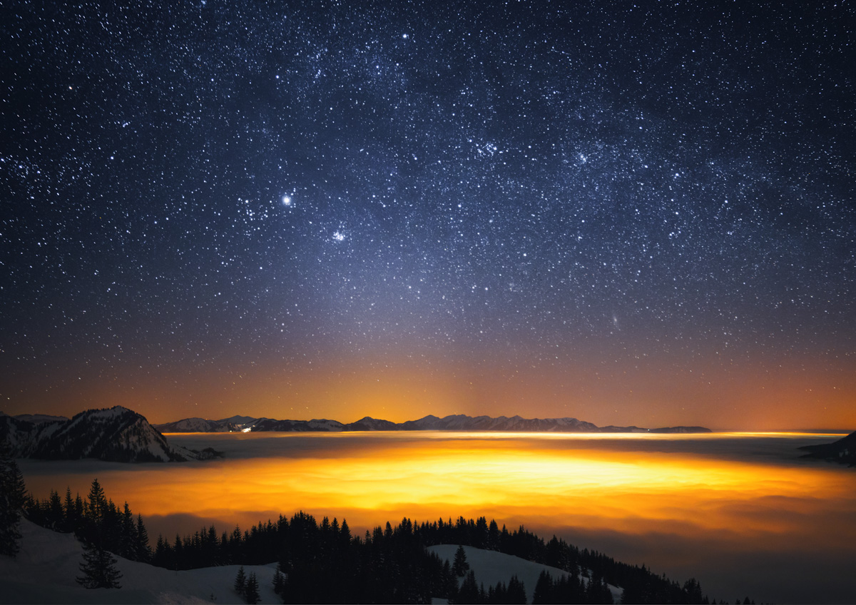 Hindelang, Sternenhimmel über dem golden leuchtenden Nebelmeer im Winter, Kosmisch - Astrofotografie Allgäu