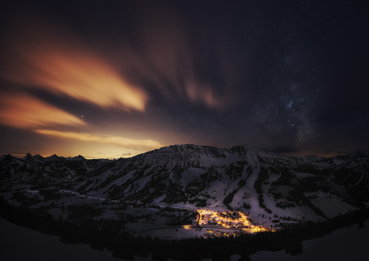 Oberjoch, Milchstraße über dem verschneiten Bergdorf mit Nebelmeer und Iseler, Magisch - Astrofotografie Allgäu