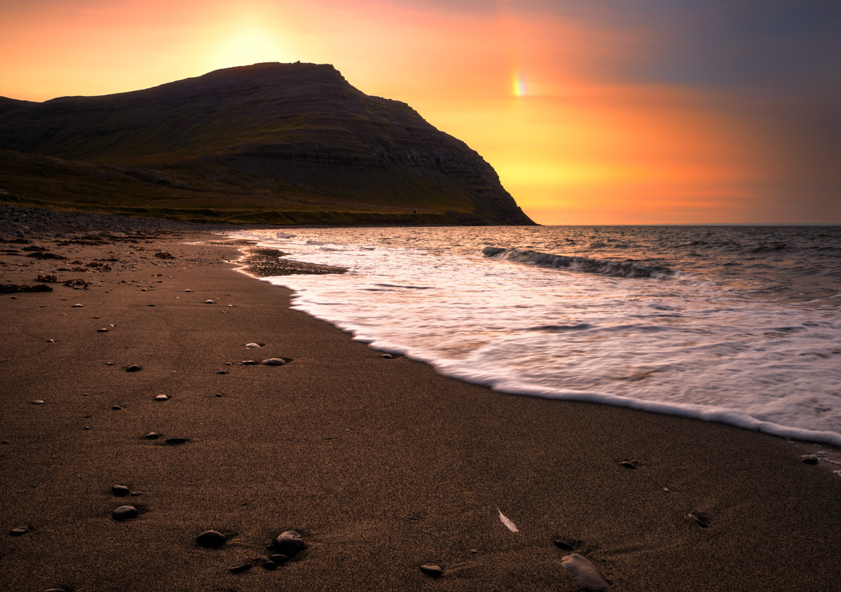 Sonnenuntergang an Islands Küste, Goldener Abendhimmel über dunklem Strand und Meer, Westfjorde - Island Stimmungsbild