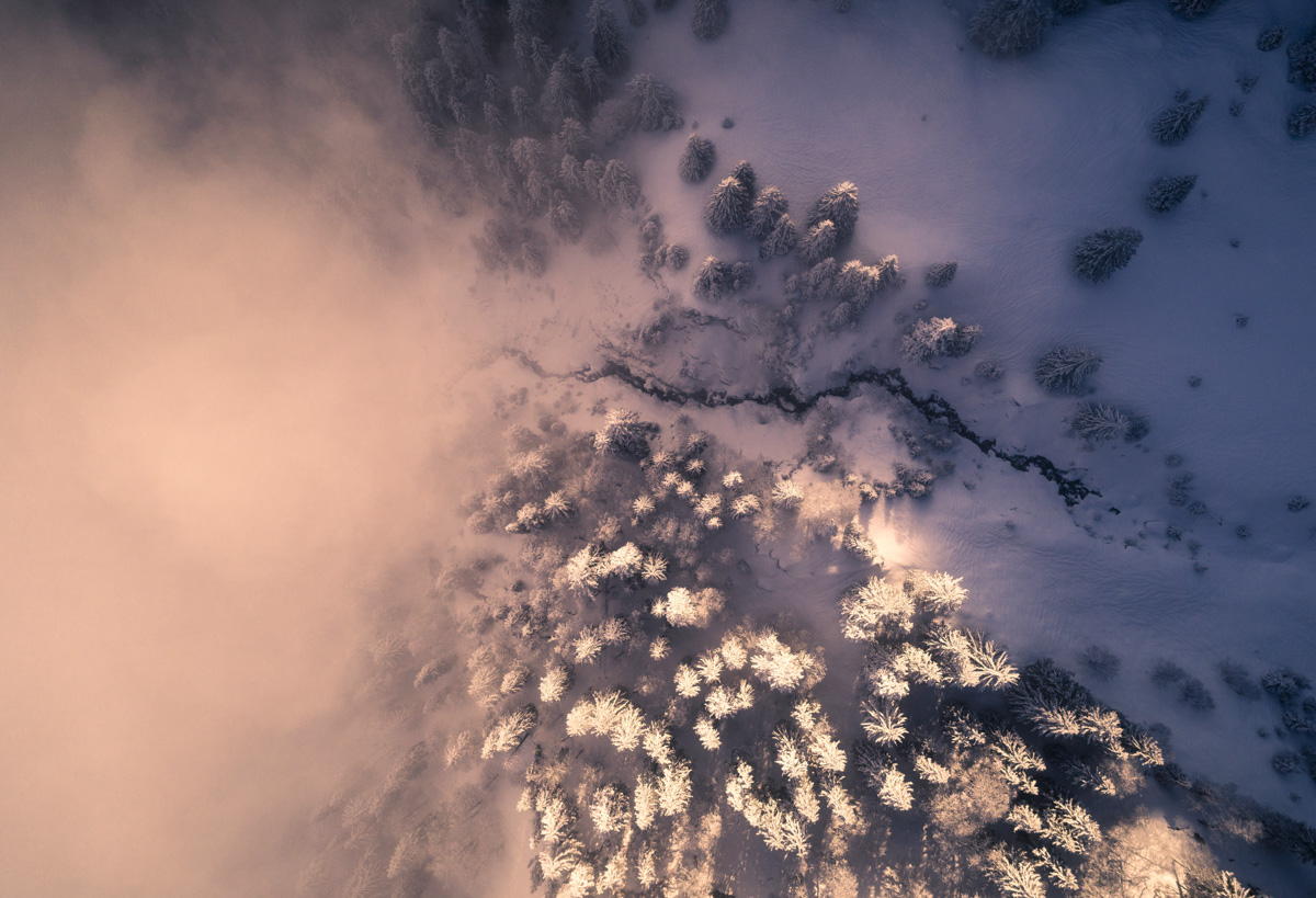Hinterstein, Verschneiter Bergwald mit Bach im warmen Nebellicht von oben, Traumhaft - Naturfotografie Allgäu