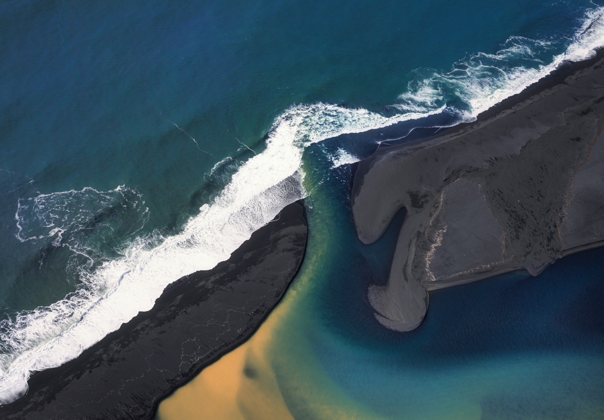 Flussmündung am schwarzen Strand, Türkises Meer trifft auf Vulkansand aus der Luft, Kontraste der Natur - Island Küste