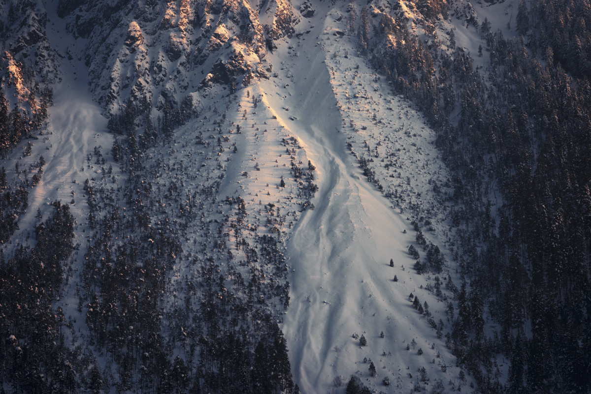 Lechtal, Lawinenbahn im verschneiten Tiroler Hochgebirge im letzten Abendlicht, Kraftvoll - Bergfotografie Alpen