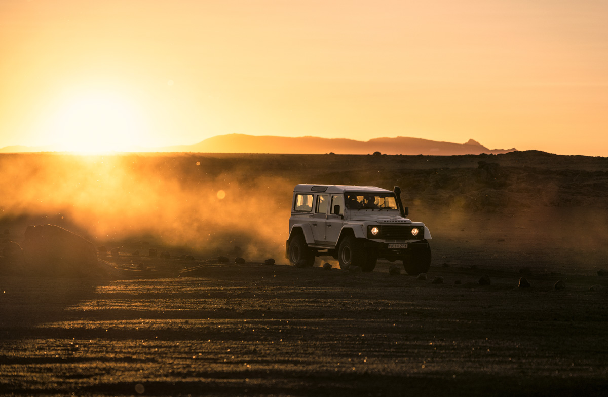 Land Rover Defender im Hochland, Geländewagen bei Sonnenuntergang auf der Askja-Piste, Abenteuer Island