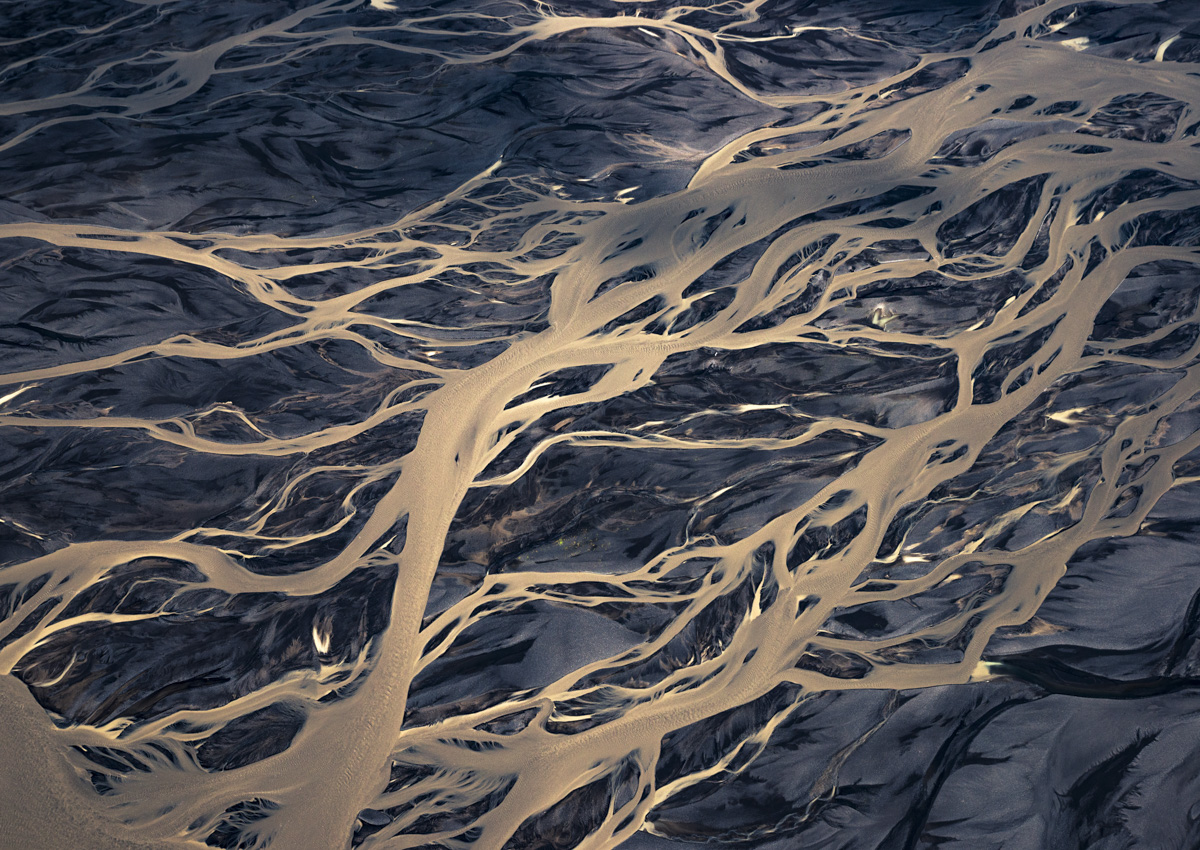 Gletscherfluss-Adern im Vulkansand, Abstrakte Verästelung von Wasserläufen aus der Luft, Natürliche Kunst - Island