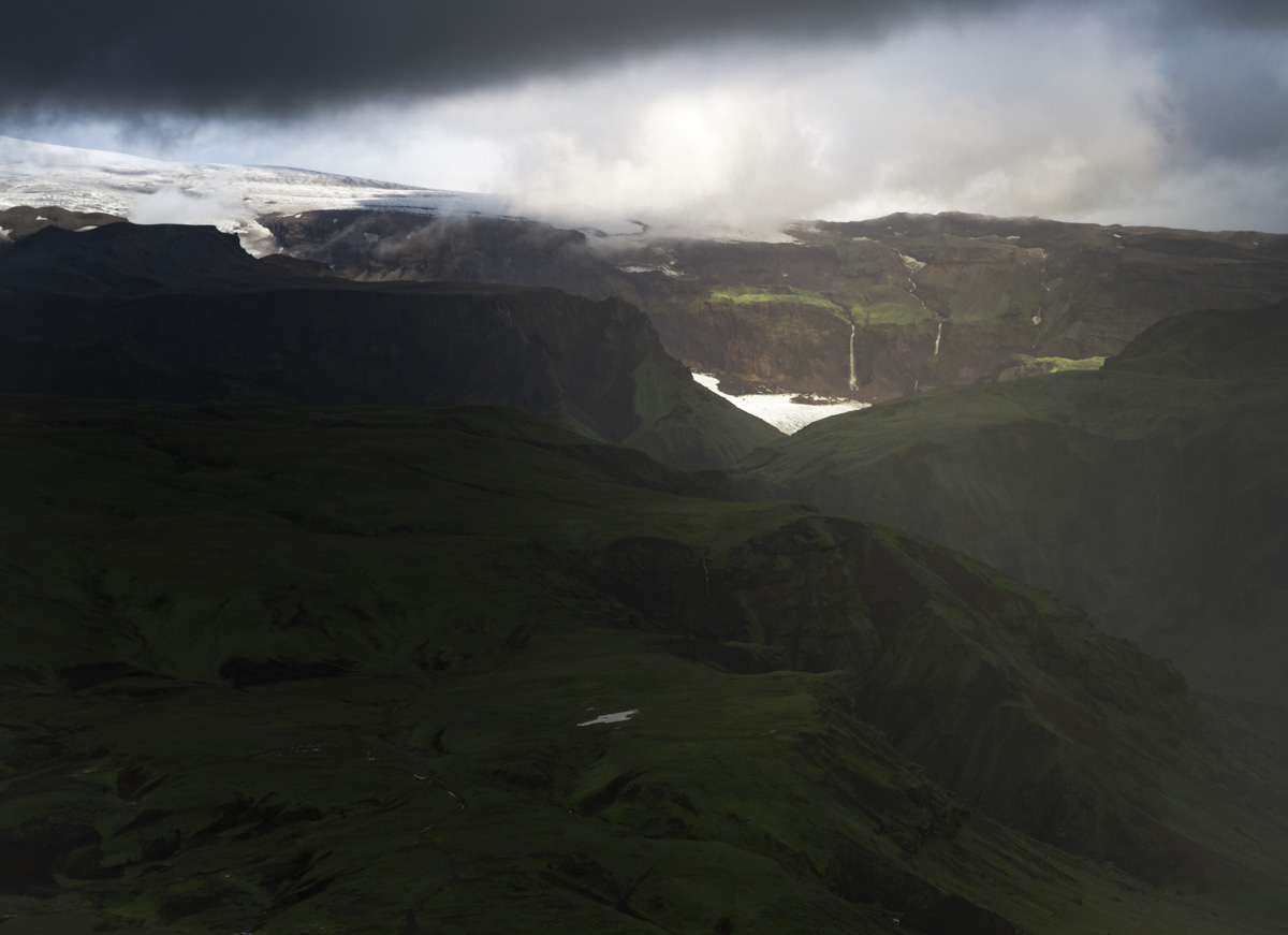 Eyjafjallajökull Gletscher, Dramatische Hochlandschaft mit Wasserfällen, Düstere Stimmung - Landschaftsfotografie Island