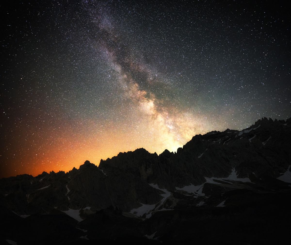 Hinterstein, Milchstraße und Sternschnuppe über Bergkette, Sommernacht - Astrofotografie Allgäu