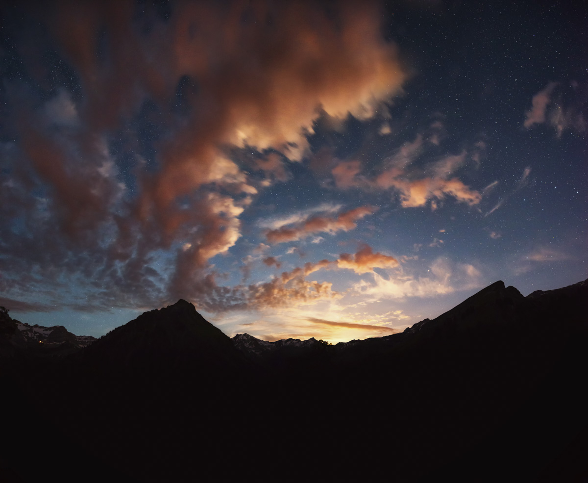 Hinterstein, Dramatische Sommernacht mit leuchtenden Wolken über Bergsilhouetten, Nachtstimmung - Nachtfotografie Allgäu