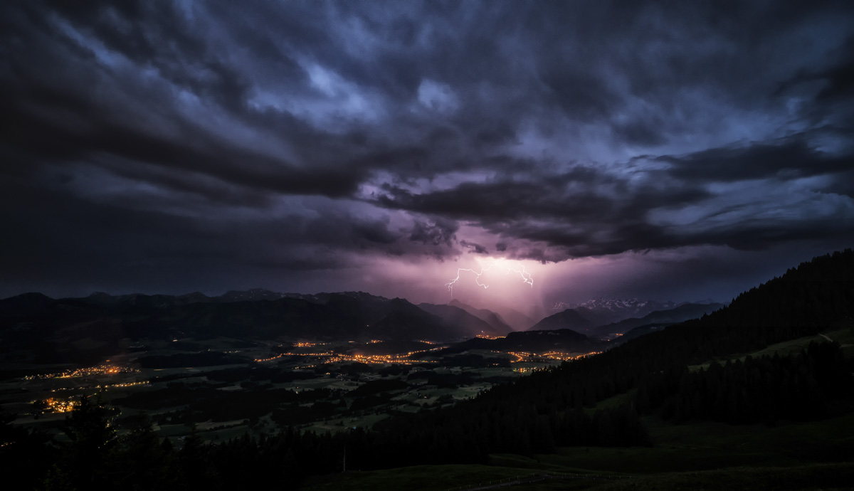Ofterschwang Fischen, Gewitter mit Blitz über dem Illertal, Gewitterstimmung - Nachtfotografie Allgäu