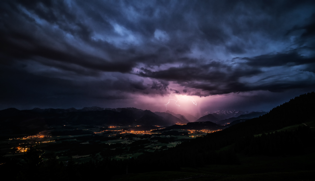 Gewitter über dem Allgäuer Tal, Blitz über Ofterschwang und Fischen, Nachtgewitter mit Lichtern Oberallgäu