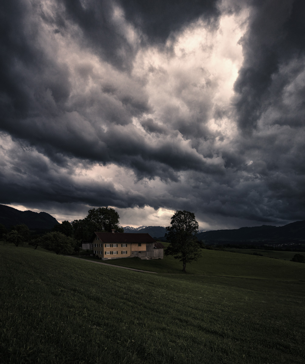 Sonthofen, Allgäuer Bauernhaus unter dramatischen Gewitterwolken, Gewitterstimmung - Naturfotografie Allgäu