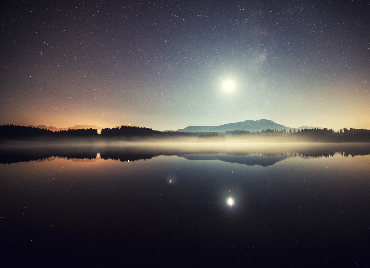 Attlesee Nesselwang, Vollmond-Spiegelung im See unter Sternenhimmel, Mondnacht - Nachtfotografie Allgäu