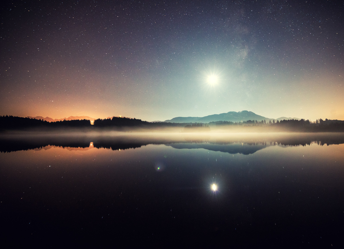 Vollmond über dem Attlesee, Sternenhimmel mit Mondspiegelung bei Nesselwang, Mystische Seenlandschaft - Nachtfotografie