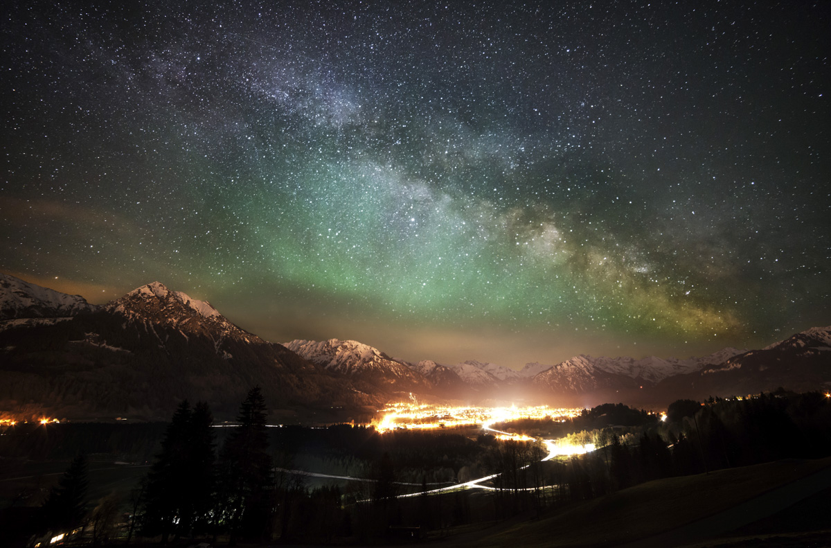 Oberstdorf, Milchstraße über Hochfrott und Mädelegabel mit Stadtlichtern, Frühlingsnacht - Astrofotografie Allgäu