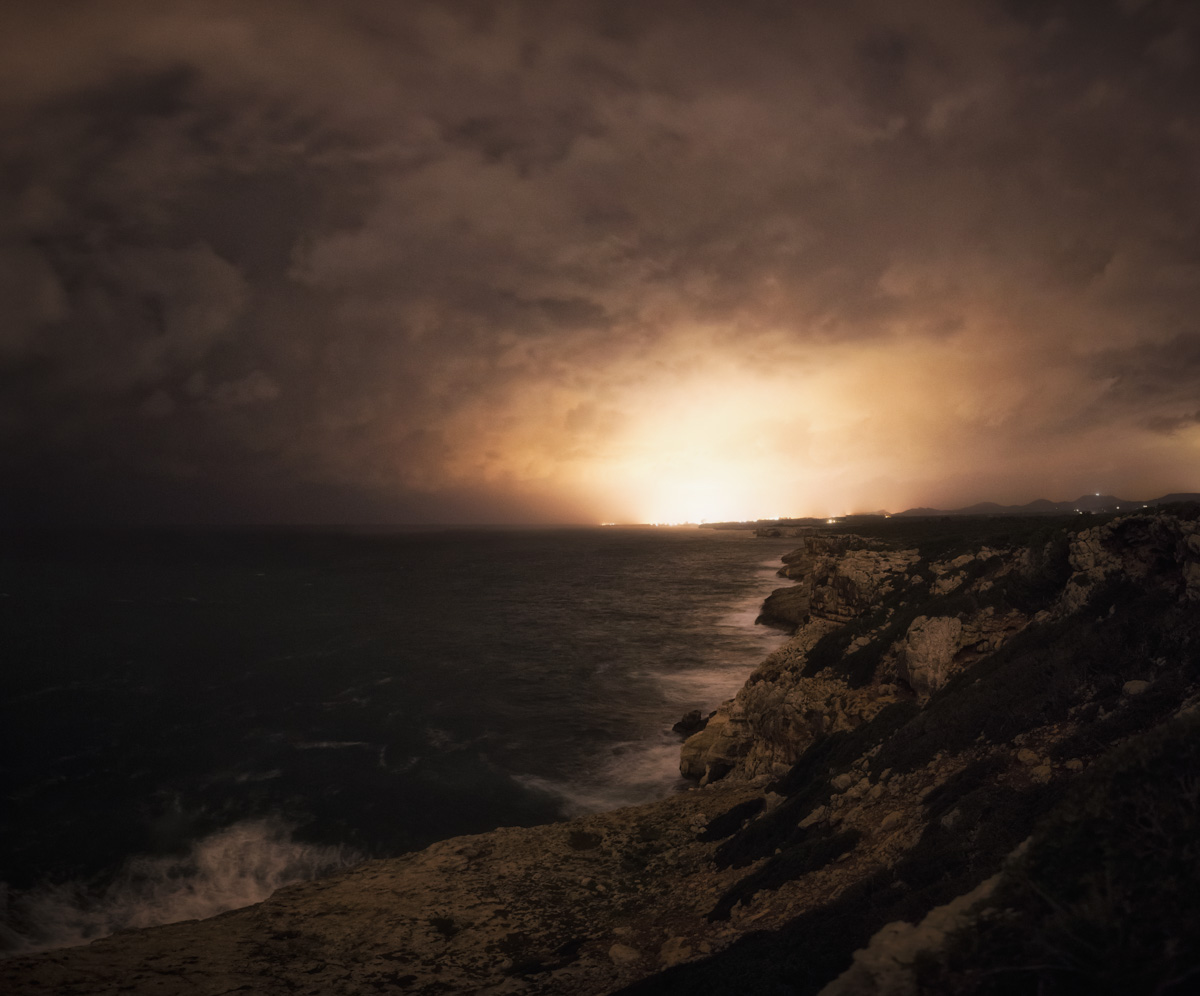 Mallorca, Dramatische Gewitterstimmung über den Klippen bei Nacht, Küstenlandschaft - Reisefotografie Spanien Balearen