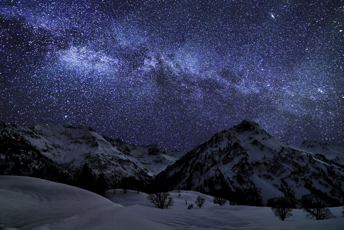 Hinterstein Schwarzenberg, Milchstraße über verschneiter Winterlandschaft am Hochvogel, Winternacht - Astrofotografie Allgäu